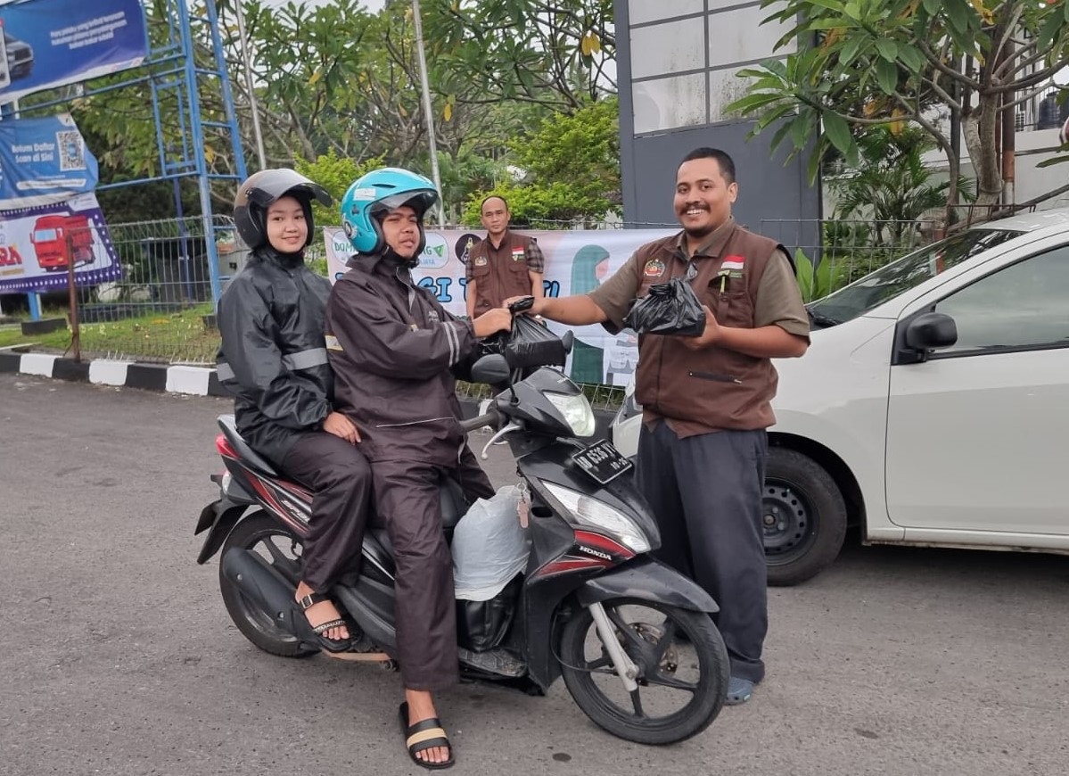 Berkah Ramadhan, MPZ DD CSJ Berbagi Takjil Kepada Masyarakat