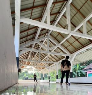 Program Baru Bersih-Bersih Masjid sebagai Langkah Awal Pembinaan Pemuda Cinta Masjid