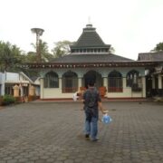 Bersih-Bersih Masjid At-Taqwa: Komitmen Pemuda Yayasan di Tengah Hujan